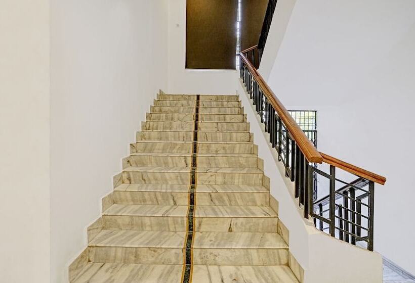 ホテル Treebo Varsha Palace