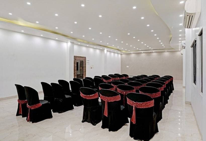 ホテル Treebo Varsha Palace