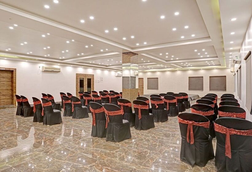 ホテル Treebo Varsha Palace