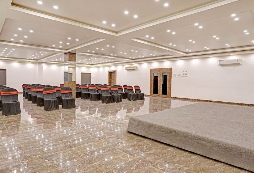 ホテル Treebo Varsha Palace