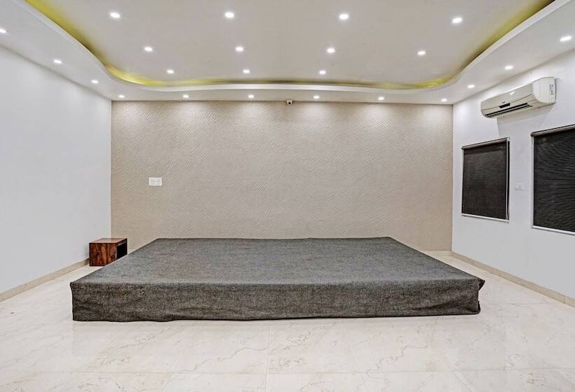 ホテル Treebo Varsha Palace