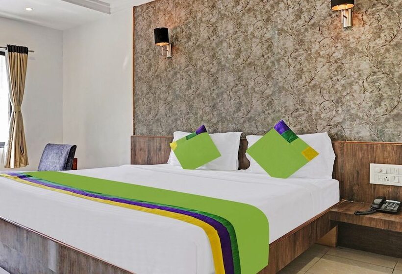 ホテル Treebo Varsha Palace