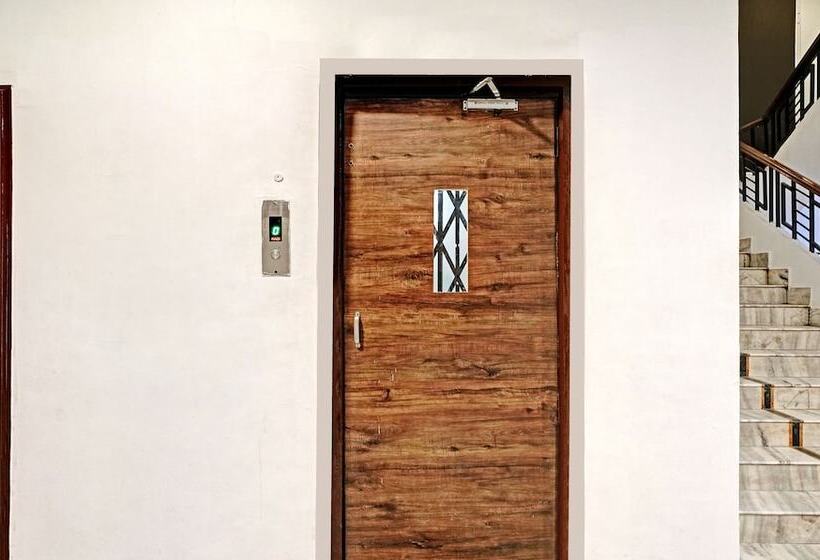 ホテル Treebo Varsha Palace