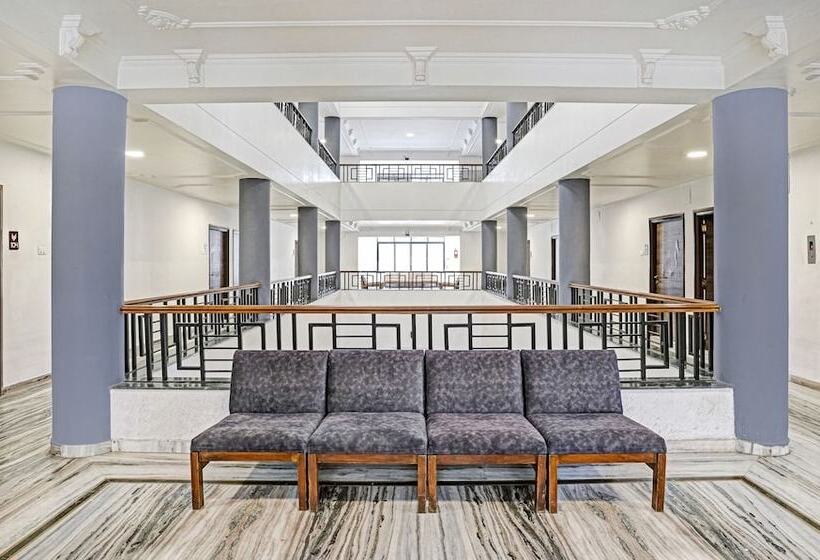 ホテル Treebo Varsha Palace