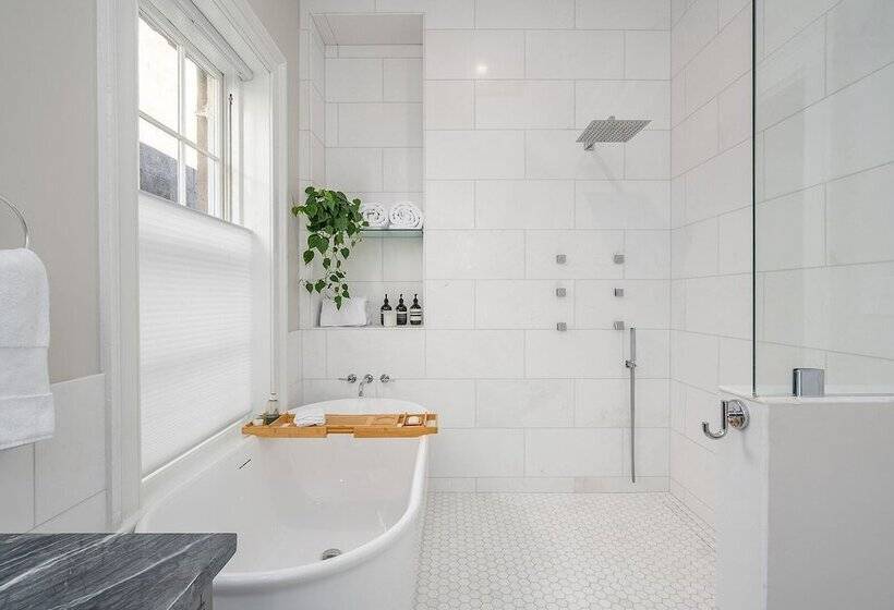 پانسیون The House On Taylor