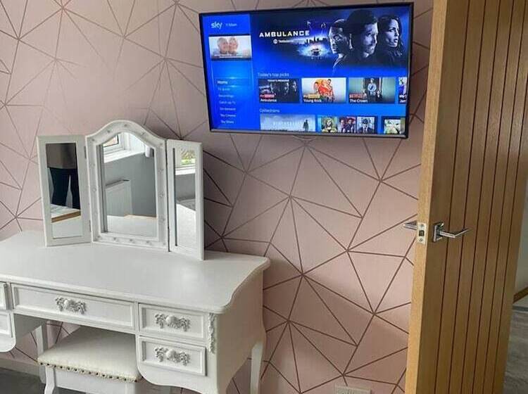 Резиденция Hide Away House With Hot Tub And Driveway