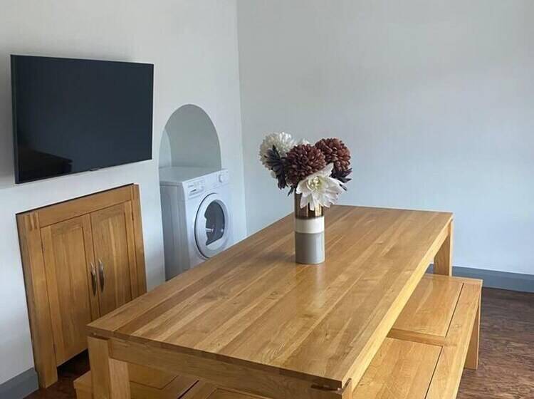 Резиденция Hide Away House With Hot Tub And Driveway