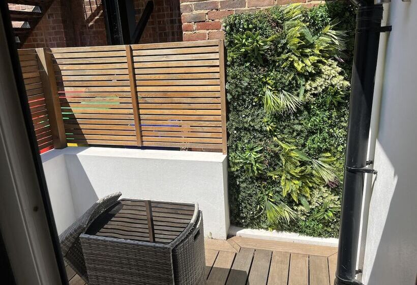 إقامة Immaculate 2 Bed Bungalow In Weybridge