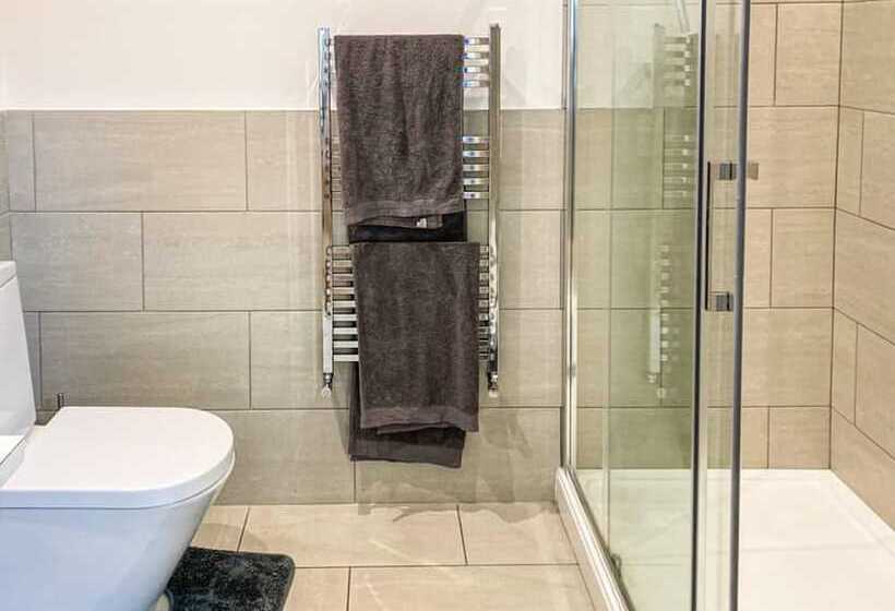 إقامة Immaculate 2 Bed Bungalow In Weybridge