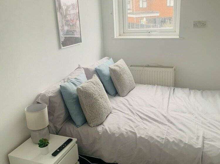 إقامة Impeccable 3 Bed House In Brentwood