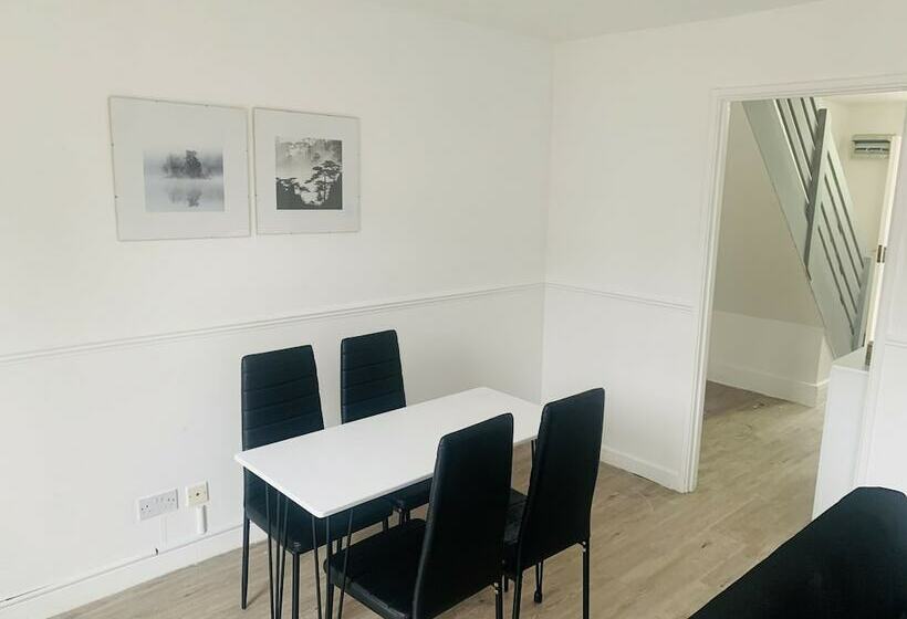 إقامة Impeccable 3 Bed House In Brentwood