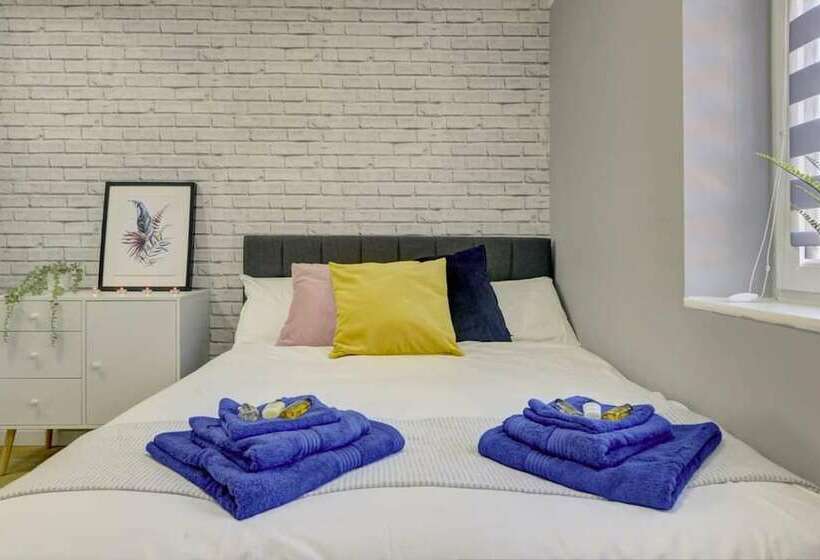 اقامتگاه Stylish 2 Bed House With Parking In Rugby