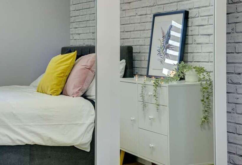 اقامتگاه Stylish 2 Bed House With Parking In Rugby