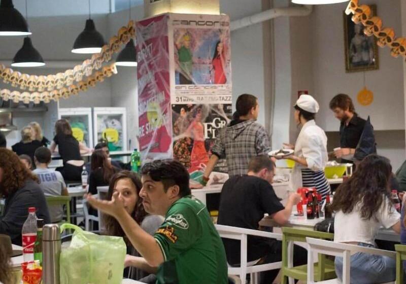 Общежитие Hola Hostal Eixample