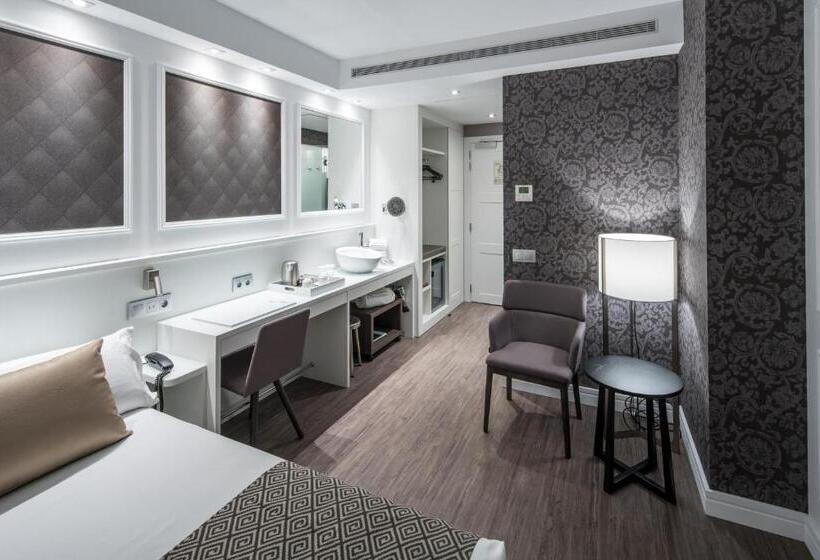 Отель Catalonia Magdalenes