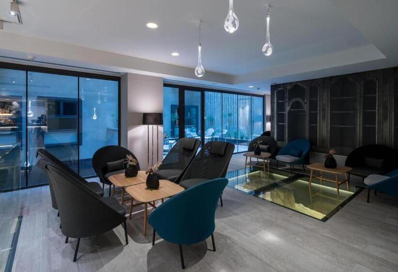 Отель Catalonia Magdalenes