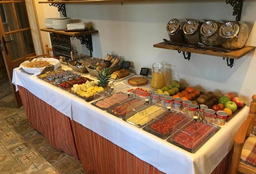 هتل Colonial De Santillana