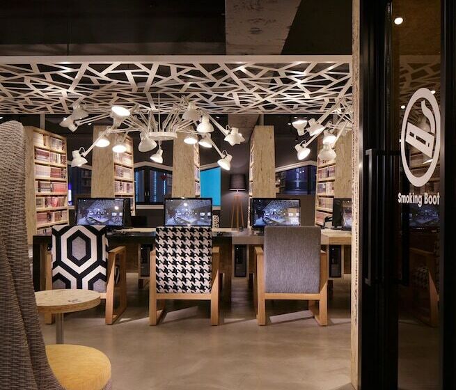 Капсульный Oтель Booth Netcafe & Capsule