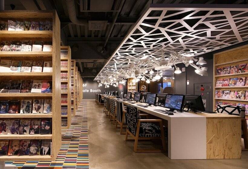 Капсульный Oтель Booth Netcafe & Capsule