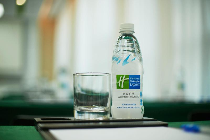 Holiday Inn Express Leshan City Square, An Ihg Hotel High Speed Rail And Leshan Giant Buddha