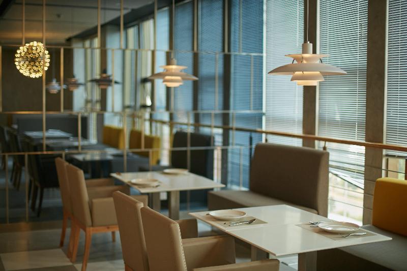 Holiday Inn Express Leshan City Square, An Ihg Hotel High Speed Rail And Leshan Giant Buddha