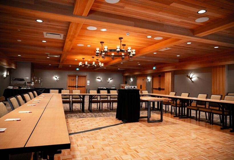 Moose Hotel And Suites