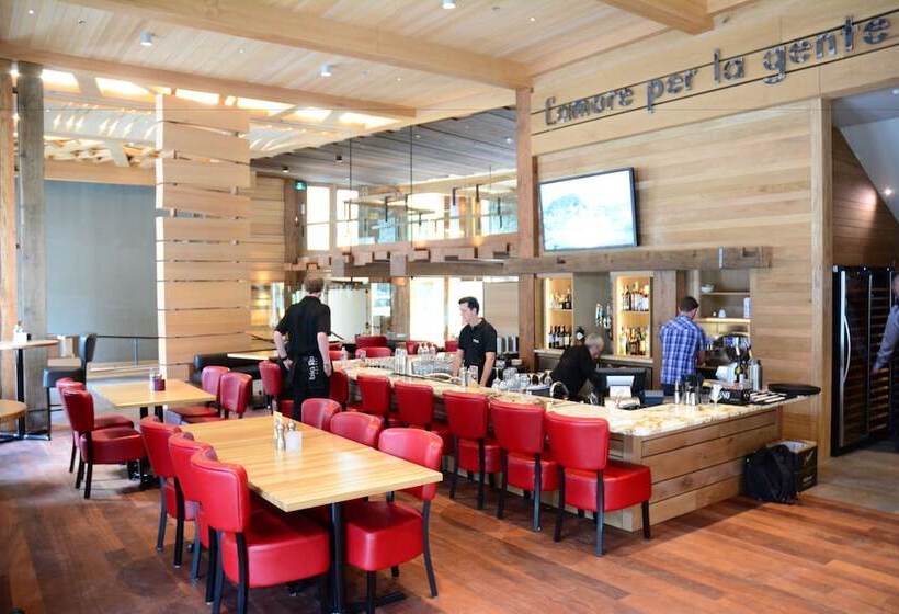 Moose Hotel And Suites