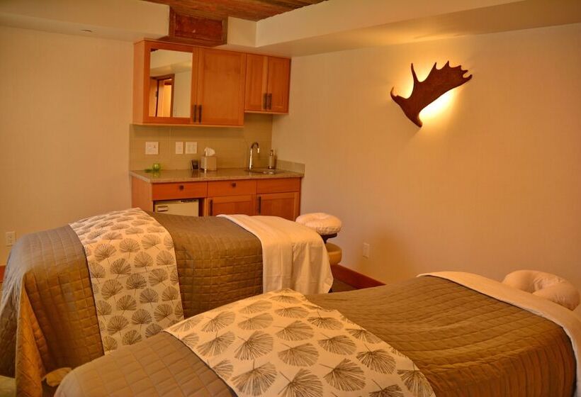 Moose Hotel And Suites