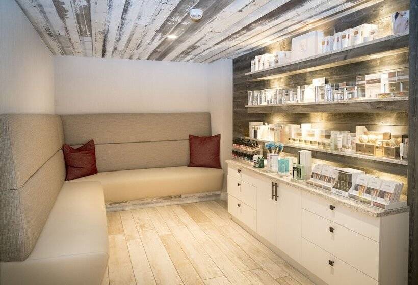 Moose Hotel And Suites