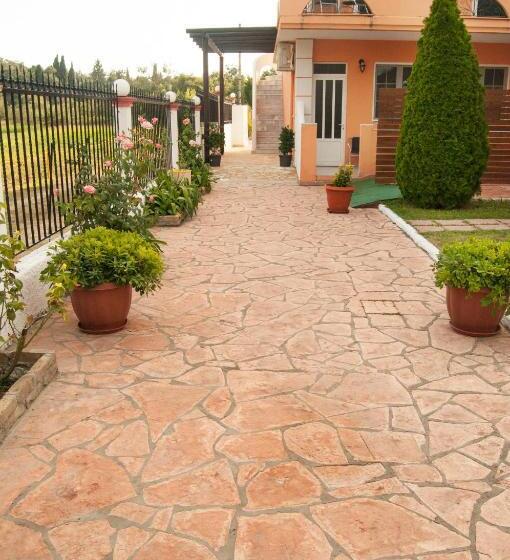 Отель Nikos Villas