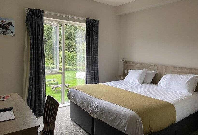 فندق The Lodge At Perth Racecourse