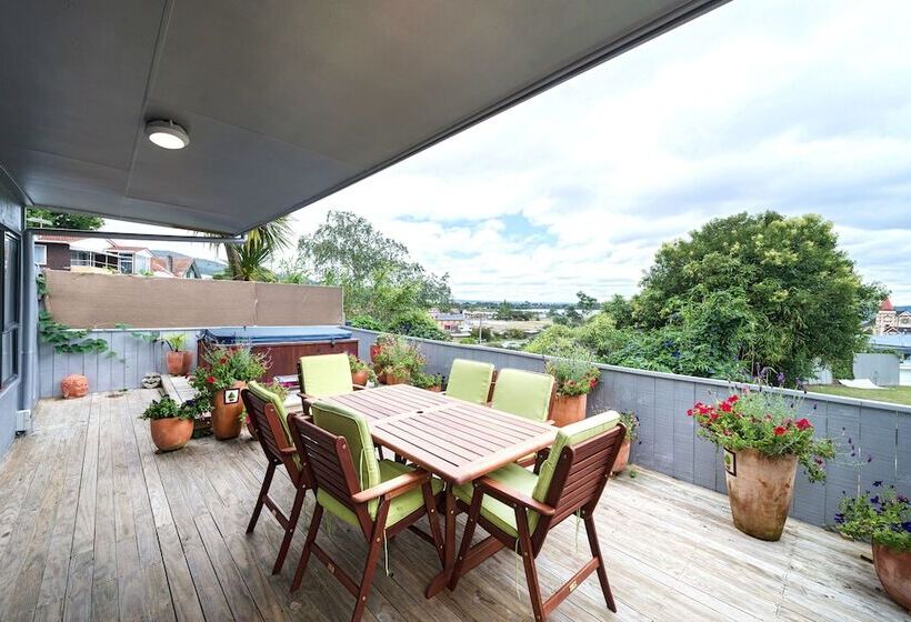 Lakeside City Apartments