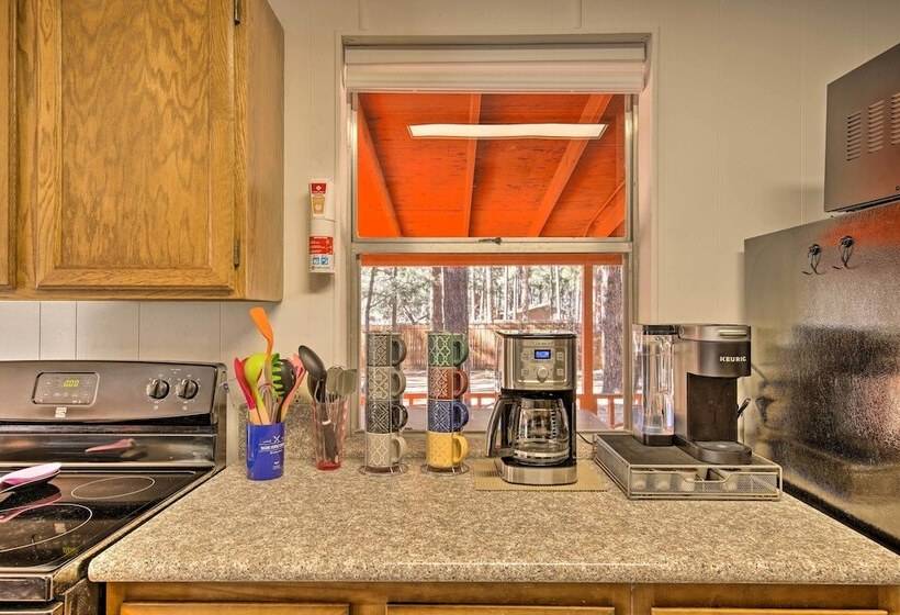 Hot Tub Hideaway In Pinetop: Bring Your Pet!