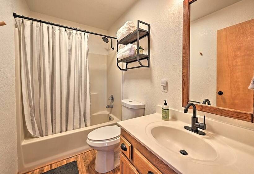 Airy Pine Escape W/ Pool Table, Near Hiking!