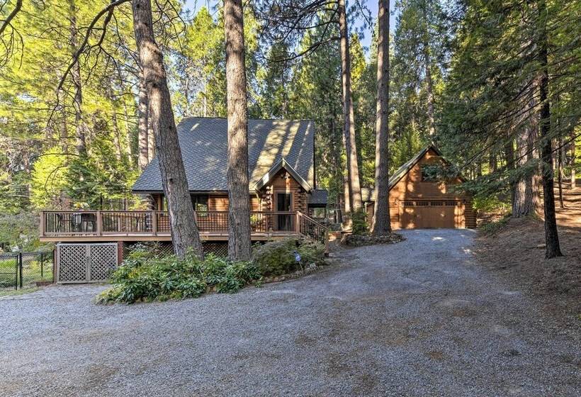 Near Vineyards: Cabin W/ Hot Tub In Pollock Pines!