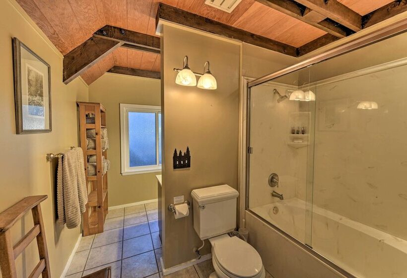 Near Vineyards: Cabin W/ Hot Tub In Pollock Pines!