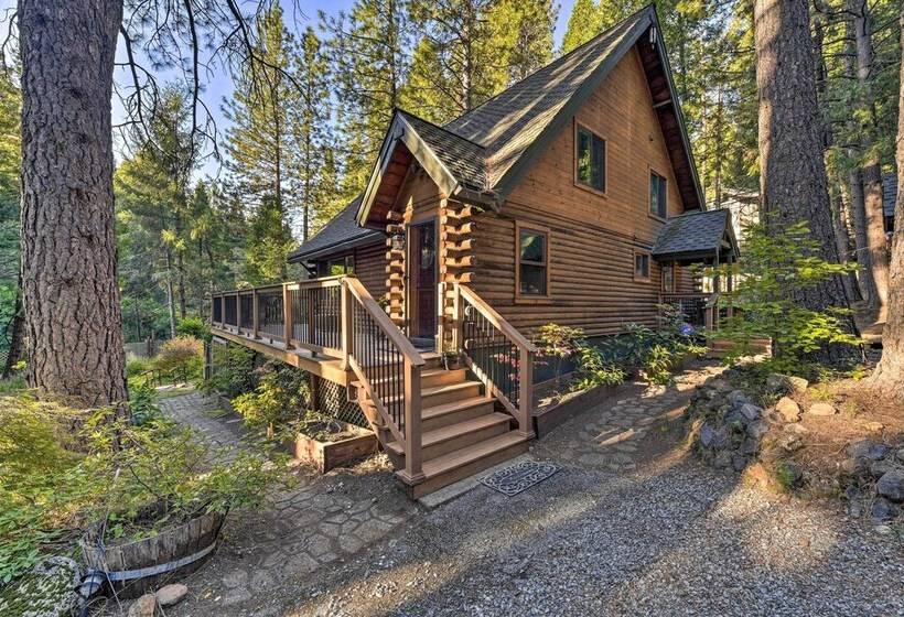 Near Vineyards: Cabin W/ Hot Tub In Pollock Pines!