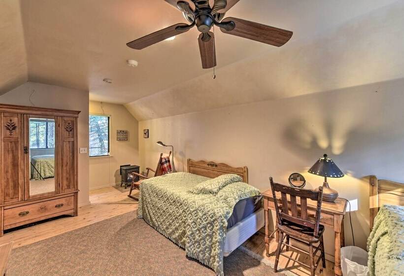 Near Vineyards: Cabin W/ Hot Tub In Pollock Pines!