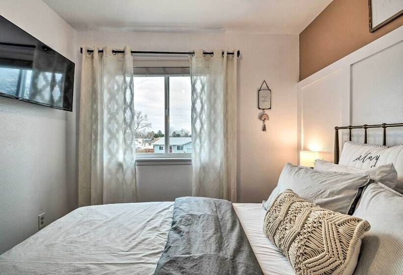 Arvada House W/ Fire Pit & Outdoor Kitchen!