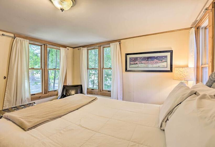 Suttons Bay Bayview Cottage W/ Deck & Gas Grill!