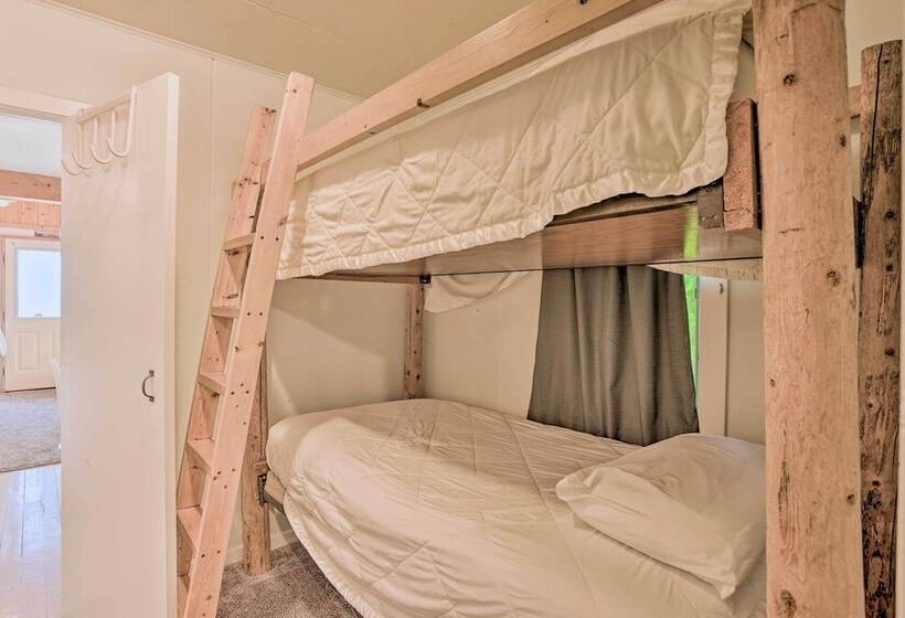 Suttons Bay  Bayview Cottage  W/ Deck & Gas Grill!