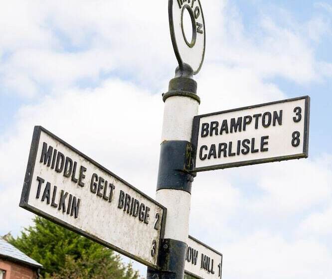 Beautiful 2 Bed Cottage In Brampton