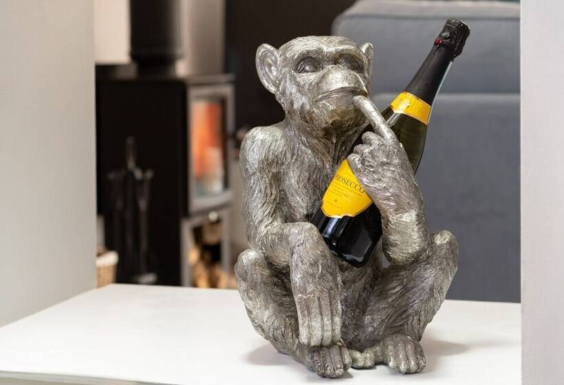 Beautiful 2 Bed Cottage In Brampton