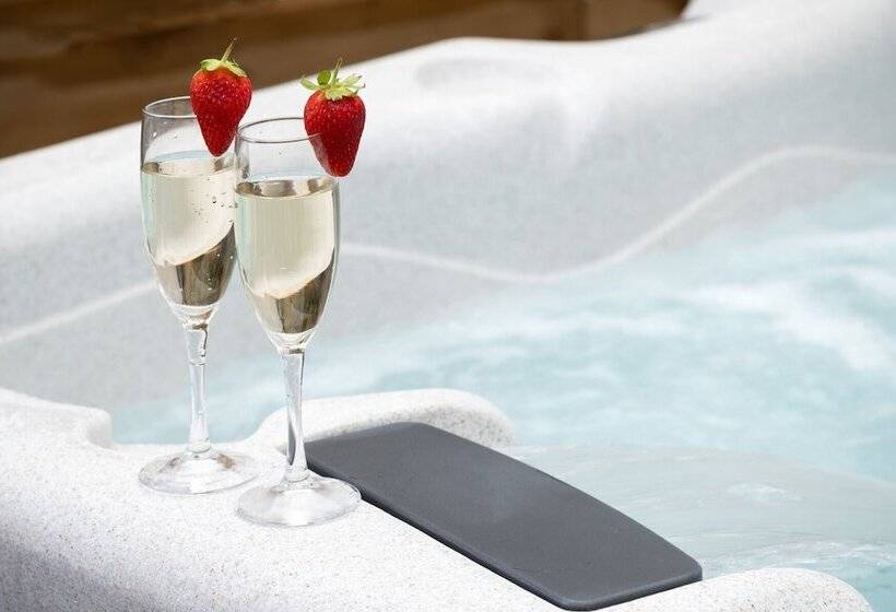 Beautiful 2 Bed Cottage In Brampton