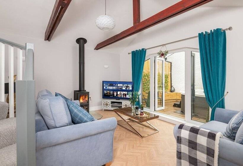 Beautiful 2 Bed Cottage In Brampton