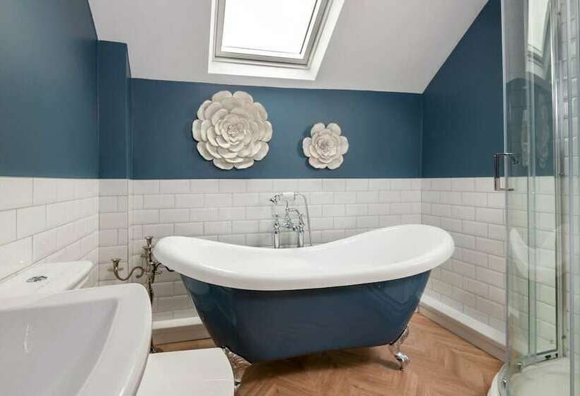 Beautiful 2 Bed Cottage In Brampton