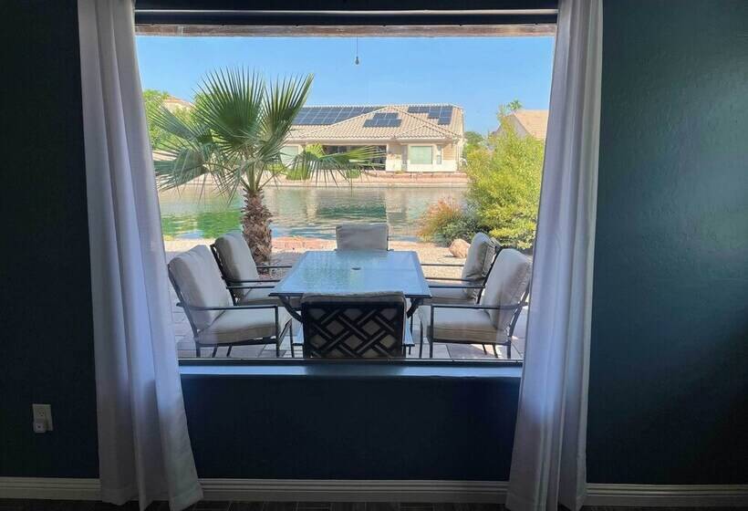 Beautiful Lakefront Peoria Home W/ Community Pool