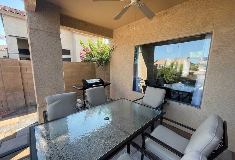 Beautiful Lakefront Peoria Home W/ Community Pool