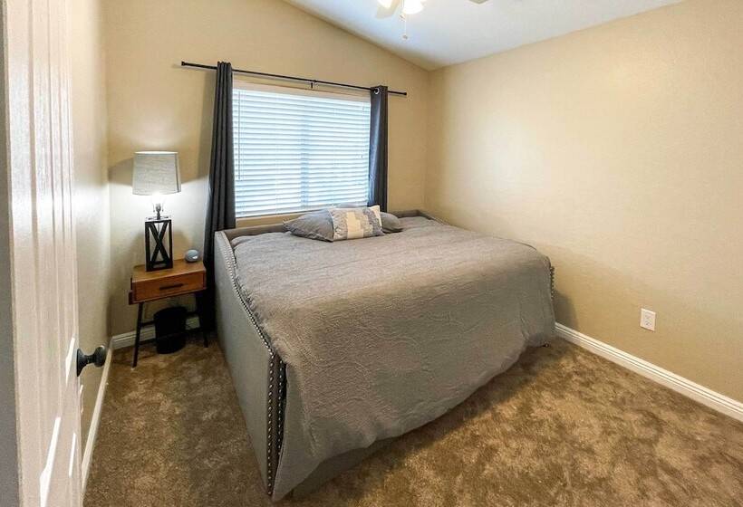 Beautiful Lakefront Peoria Home W/ Community Pool