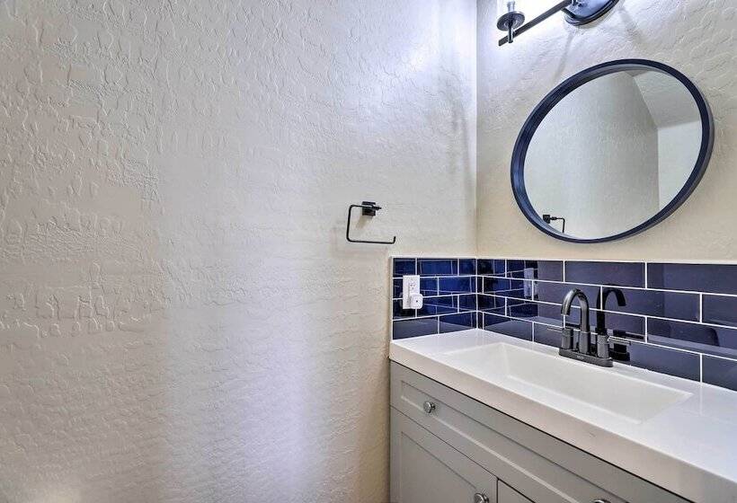 Beautiful Lakefront Peoria Home W/ Community Pool